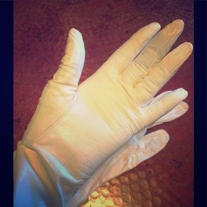 Vintage White/ivory Leather gloves, Wear Right